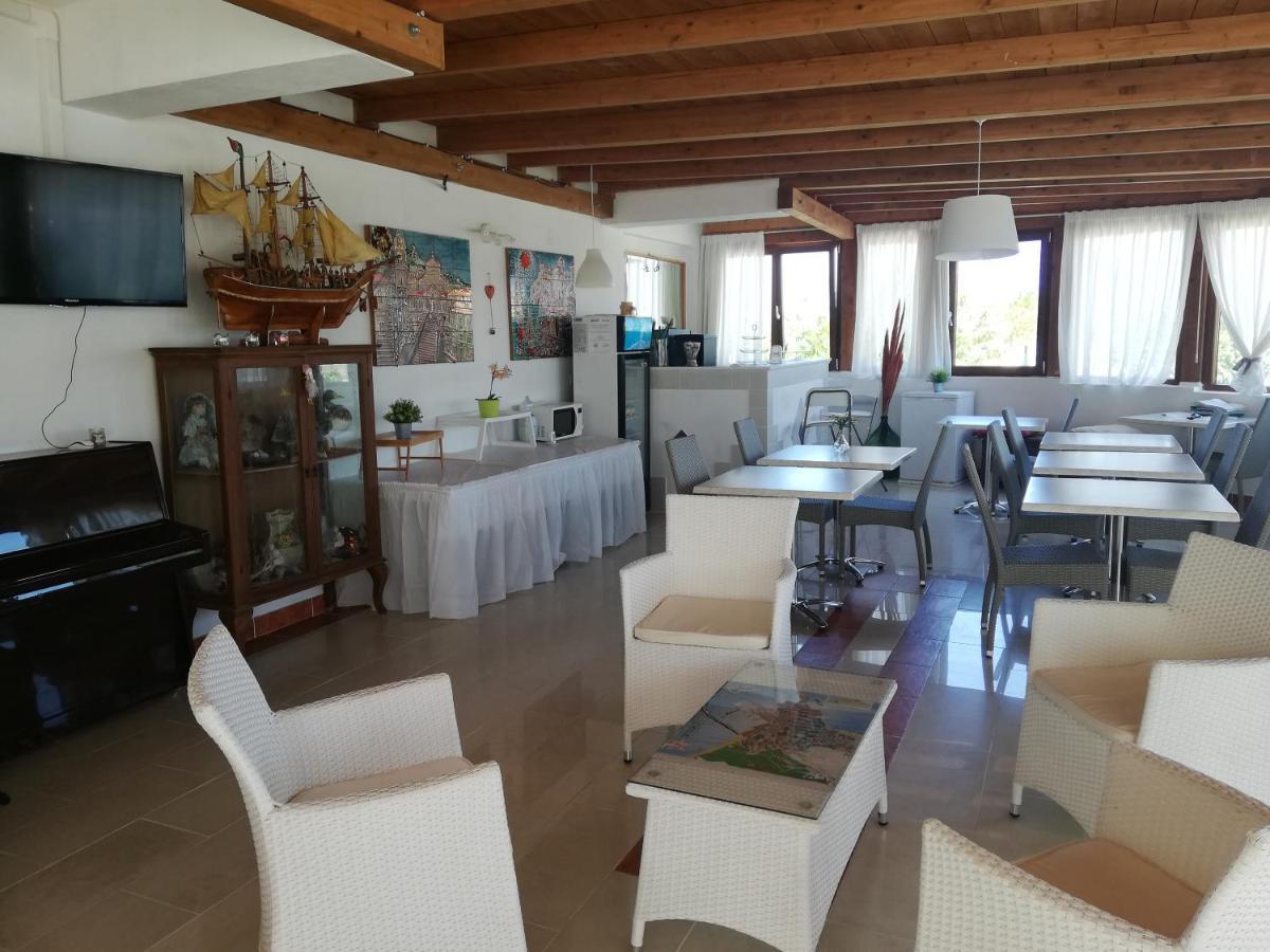 B&B Palazzo Manfredi Vieste, Fronte Mare Con Parcheggio Exterior foto
